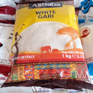 Verpakking van witte gari van 1 kg met Afrikaanse afbeeldingen en logo.